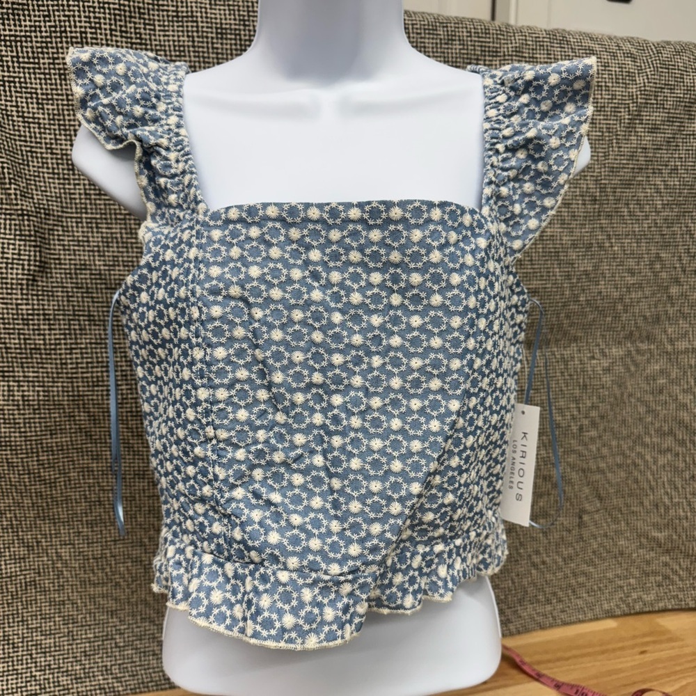 Kirious eyelet top EUC M